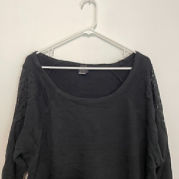 TORRID 2 Plus Size Black Scoop Neck Crochet Lace Shoulder Pullover Sweatshirt 2X - Picture 4 of 12